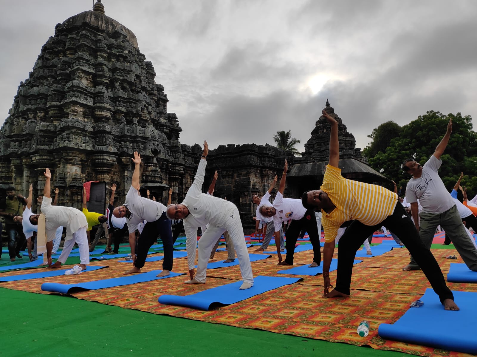 ಅಣ್ಣಿಗೇರಿಯ ಅಮೃತೇಶ್ವರ ದೇವಾಲಯದಲ್ಲಿ ಯೋಗ ದಿನಾಚರಣೆ