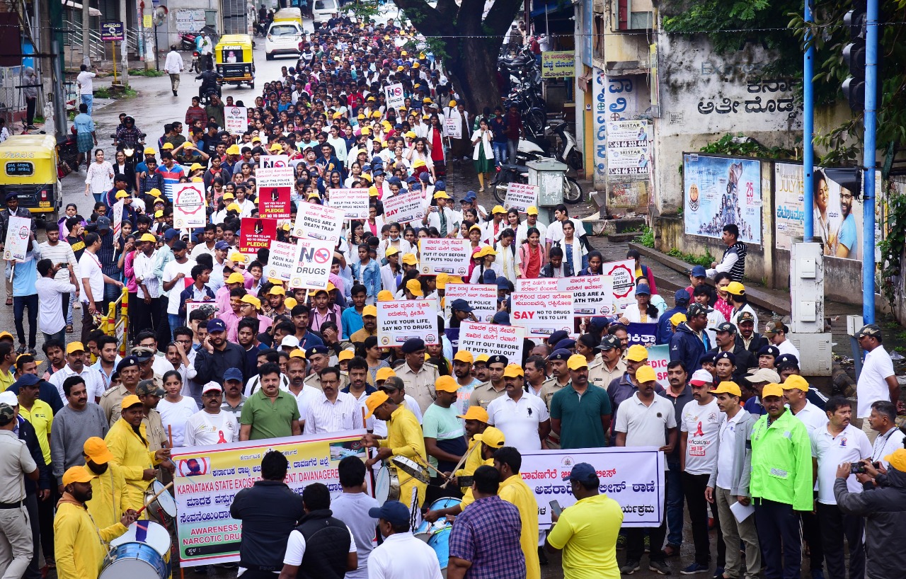 ಮಳೆಯನ್ನು ಲೆಕ್ಕಿಸದೆ ಸಾಗಿದ ಡ್ರಗ್ಸ್ ವಿರುದ್ಧದ ಬೃಹತ್ ಕಾಲ್ನಡಿಗೆ ಜಾಥಾ