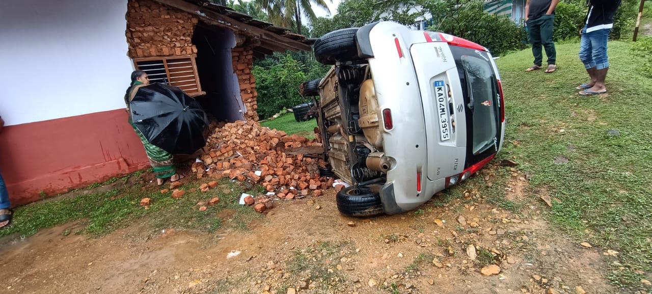 ಬೈಕಿಗೆ ಗುದ್ದಿ ಮನೆಗೆ ನುಗ್ಗಿದ ರಿಟ್ಜ್ ಕಾರು –ಬೈಕ್ ಸವಾರನಿಗೆ ಗಂಭೀರ ಗಾಯ