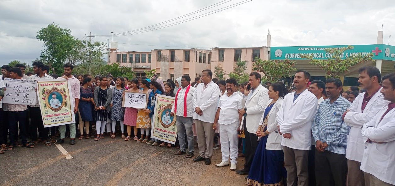 ಅಪಘಾತ – ವೈದ್ಯ ವಿದ್ಯಾರ್ಥಿ ಸಾವು – ಆರ್ಯುರ್ವೇದ ವಿದ್ಯಾರ್ಥಿಗಳ ಪ್ರತಿಭಟನೆ