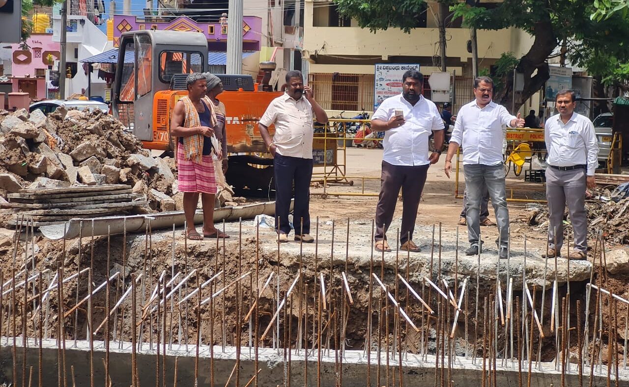 ದಾವಣಗೆರೆ: ಕಾಮಗಾರಿ ವಿಳಂಬದಿಂದ ಸಾರ್ವಜನಿಕರಿಗೆ ಕಿರಿಕಿರಿ-  ಮಹಾನಗರ ಪಾಲಿಕೆ ಮೇಯರ್ ವಿನಾಯಕ್‍ ಪೈಲ್ವಾನ್ ಸ್ಥಳಕ್ಕೆ ಭೇಟಿ